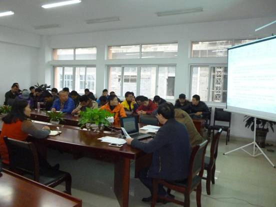 全体教职工认真学习刘芳的先进事迹